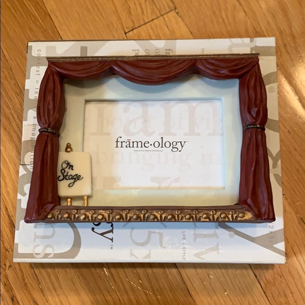 Frameology On Stage frame super cute